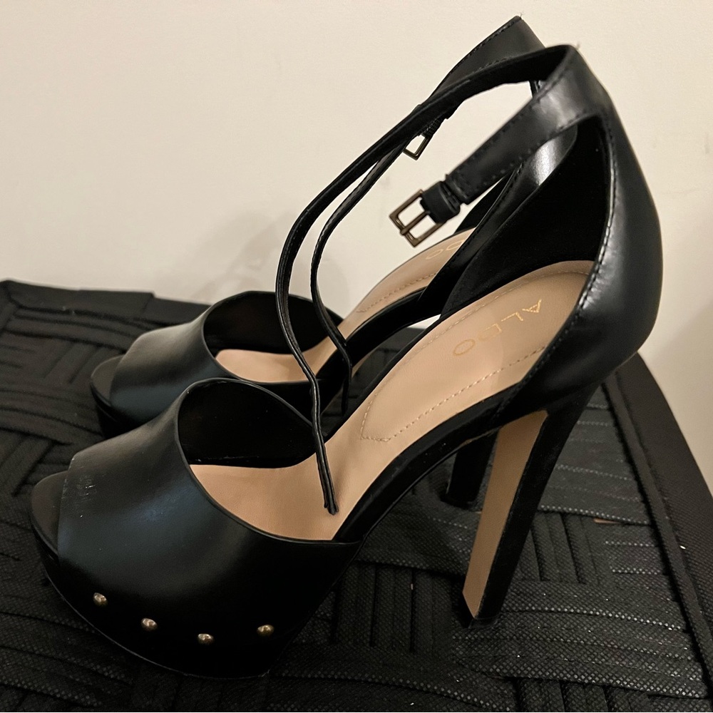 Black Aldo platform sandals